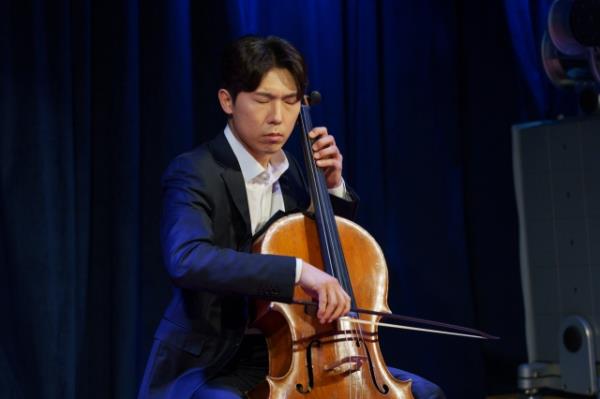 Cellist Mun Tae-guk performs Bach's Cello Suite No. 1 in G major, BWV 1007, Prelude during a press co<em></em>nference held in Seoul on Monday. (Credia)