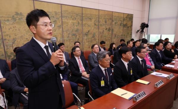 YG Entertainment CEO Yang Min-suk (left) answers a lawmaker's question at a Natio<em></em>nal Assembly audit in Yeouido, Seoul, Monday. (Yonhap)