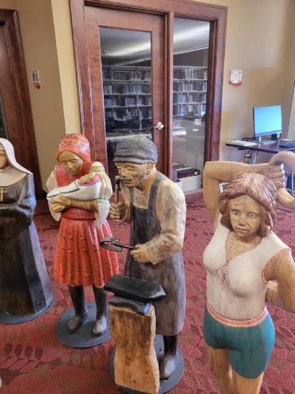 Andrej Har?ány, a Slovak artist, has hand-sculpted a dozen 1.2 metre tall immigrant figurines for the Orloj clock in Iowa.