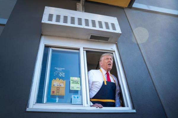 Do<em></em>nald Trump staged a campaign photo op at a McDonald's in Feasterville, Pennsylvania on Sunday.