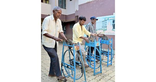 For DH Spectrum: A mobile knife sharpener in Church Street Benglauru. DH PHOTO/PUSHKAR V