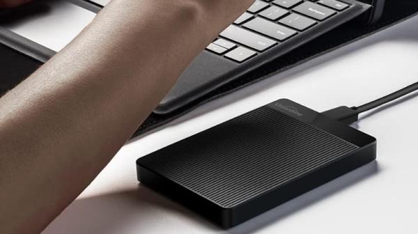 Unio<em></em>nSine 750GB 2.5" Ultra Slim Portable External Hard Drive plugged into a laptop.