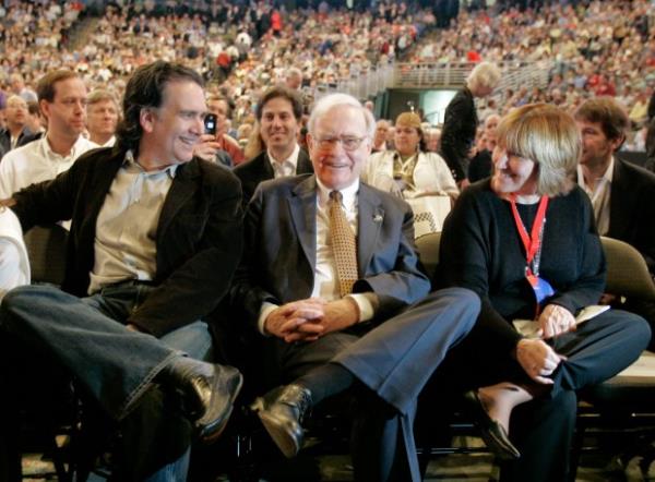 Warren Buffett is flanked by his son, Peter, and daughter, Susie, as they wait for the company movie to begin during the annual Berkshire Hathaway shareholders meeting in Omaha, Neb., in 2007.