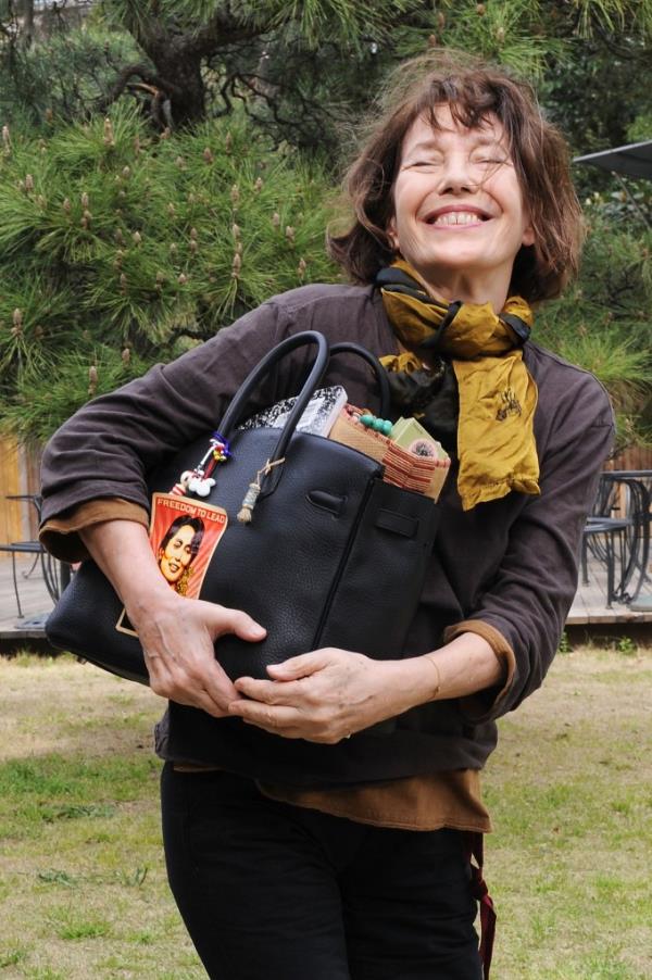 Jane Birkin smiling and holding a bag at a press co<em></em>nference in Tokyo, Japan for her 'VIA JAPAN' Serge Gainsbourg tribute