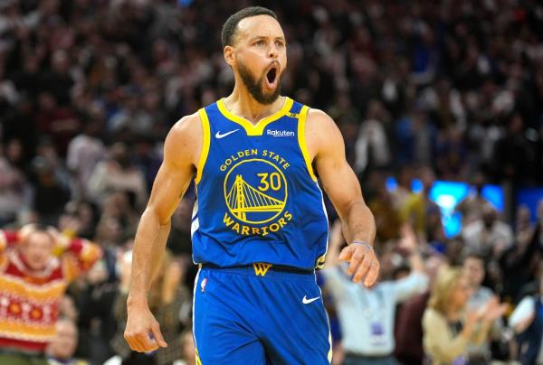 Stephen Curry nailed two straight three-pointers to pull the Warriors within striking distance in the final seconds. 