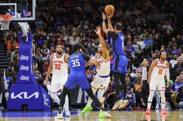 Jalen Suggs attempts a 3-pointer during the Magic's loss to the Knicks on Dec. 27.