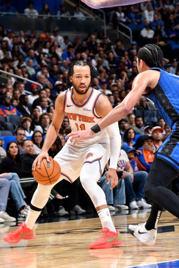 Jalen Brunson #11 of the New York Knicks dribbles the ball during the game against the Orlando Magic   on December 27, 2024 at Kia Center in Orlando, Florida. 