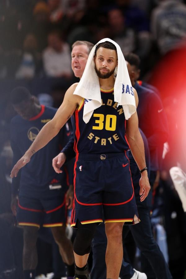 Steph Curry reaches to high-five a teammate during the Warriors game versus the Grizzlies. Curry registered zero made field goals in the contest.