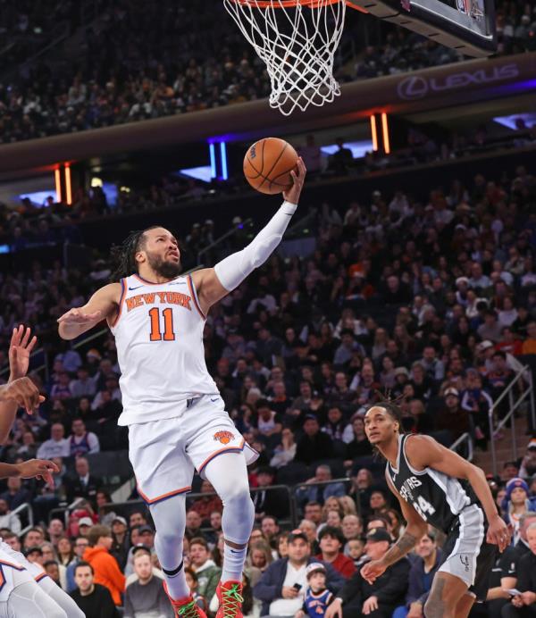 Knicks guard Jalen Brunson puts up a layup against the Spurs on Dec. 25, 2024.