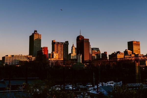 Downtown Memphis, Tennessee skyline with buildings and boats, reflecting on Covid-19 case surge due to no mask mandate