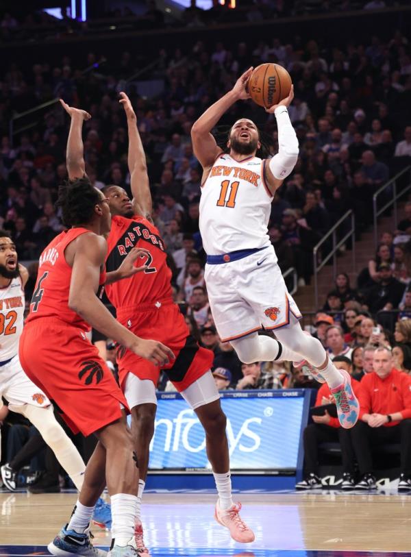 New York Knicks guard Jalen Brunson (11) puts up a shot as Toro<em></em>nto Raptors forward Jo<em></em>nathan Mogbo (2) defends during the first half when the New York Knicks played the Toro<em></em>nto Raptors Monday, December 23, 2024 at Madison Square Garden in Manhattan, NY.