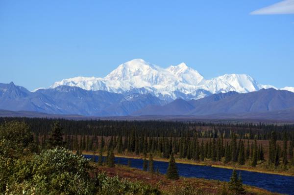 denali mountain in alaska in clear skies