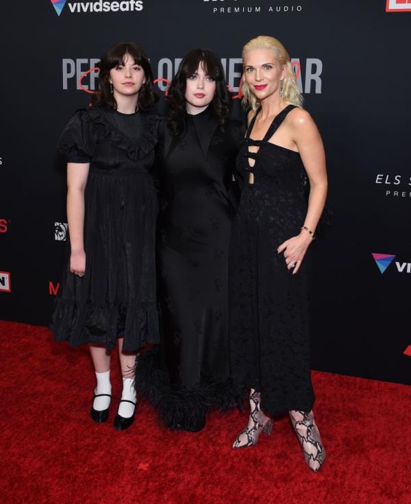 Jordyn Blum (right) with daughters Harper Grohl and Violet Grohl (center).