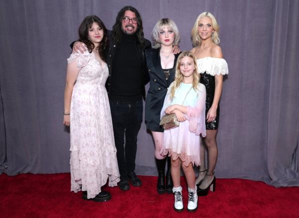  Harper Grohl, Dave Grohl, Violet Grohl, Ophelia Grohl, and Jordyn Grohl attend the 65th GRAMMY Awards on February 05, 2023 