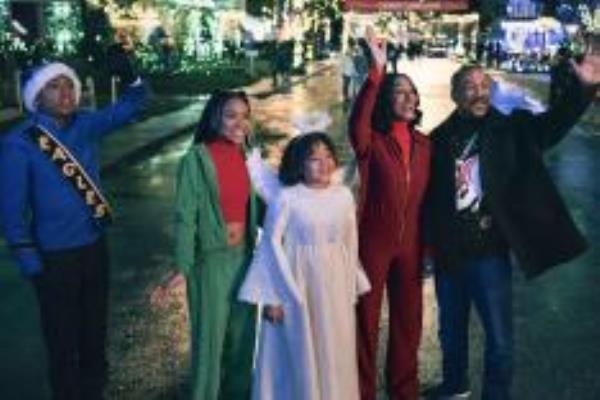 Bruno Caboclo, Eddie Murphy, Genneya Walton, and Tracee Ellis Ross posing for a picture on Candy Cane Lane