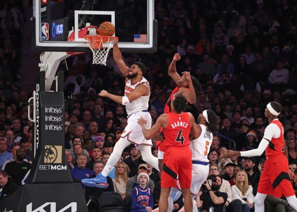 Knicks center Karl-Anthony Towns (32) puts up a shot during the second half when the New York Knicks played the Toro<em></em>nto Raptors