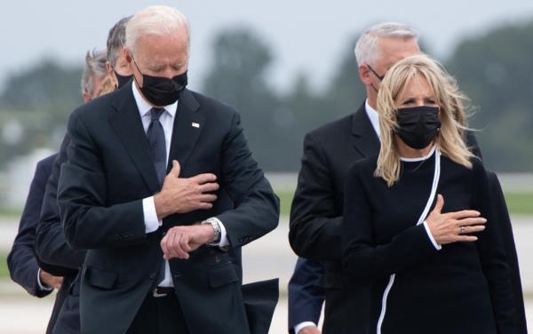 US President Joe Biden and First Lady Jill Biden, dressed in black, walking off a military airplane at Dover Air Force ba<em></em>se to attend the dignified transfer of fallen service members