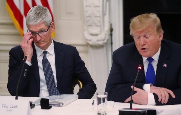 Apple CEO Tim Cook and Trump in 2019.