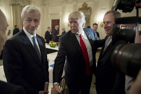 Do<em></em>nald Trump and Jamie Dimon in 2017.