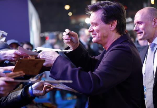 Jim Carrey signing autographs.